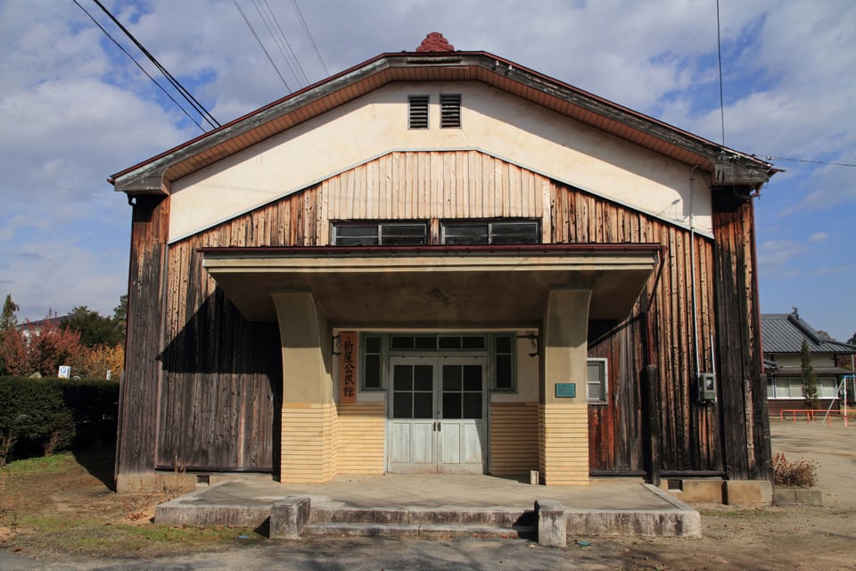 半切妻屋根で作られた登録有形文化財の安曇野市新屋公民館