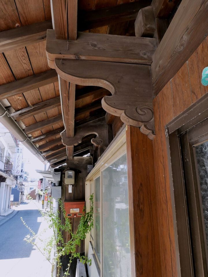 熊本県八代市にある竹嵜家住宅の江戸時代の腕木庇