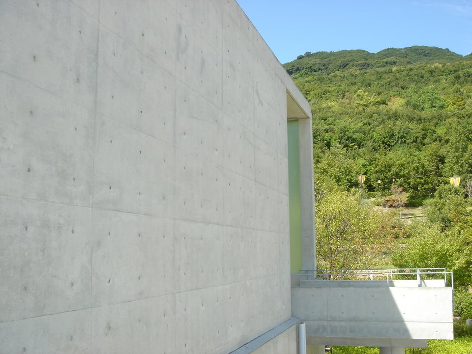 兵庫県にある淡路夢舞台のコンクリート壁
