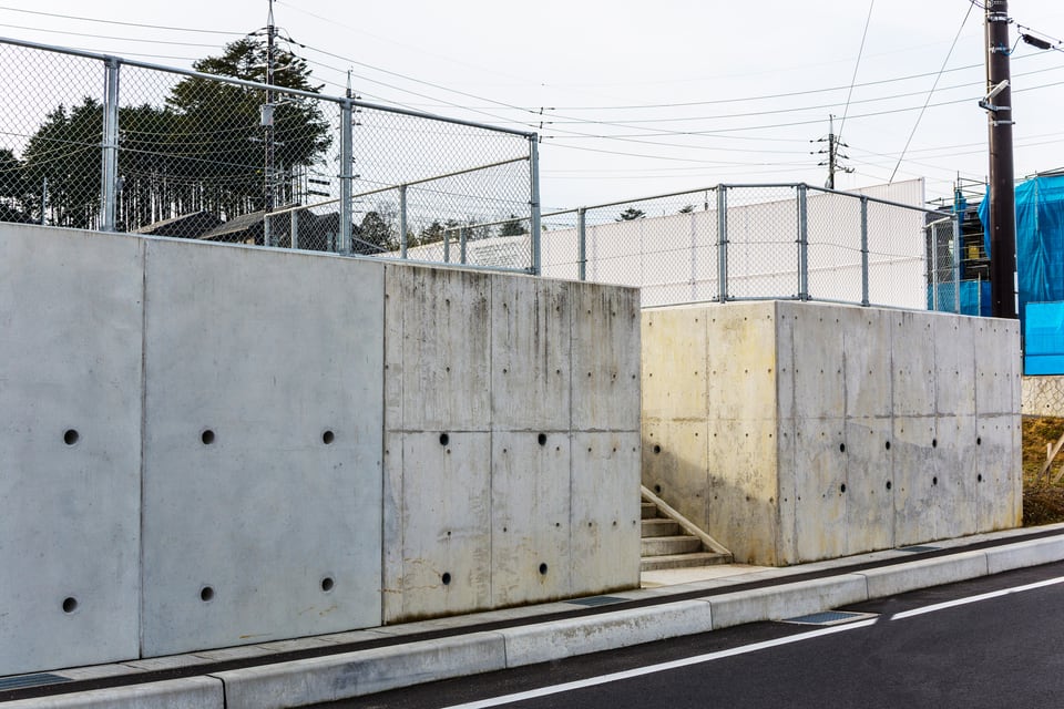 宅地の段差を解消するコンクリート壁の擁壁