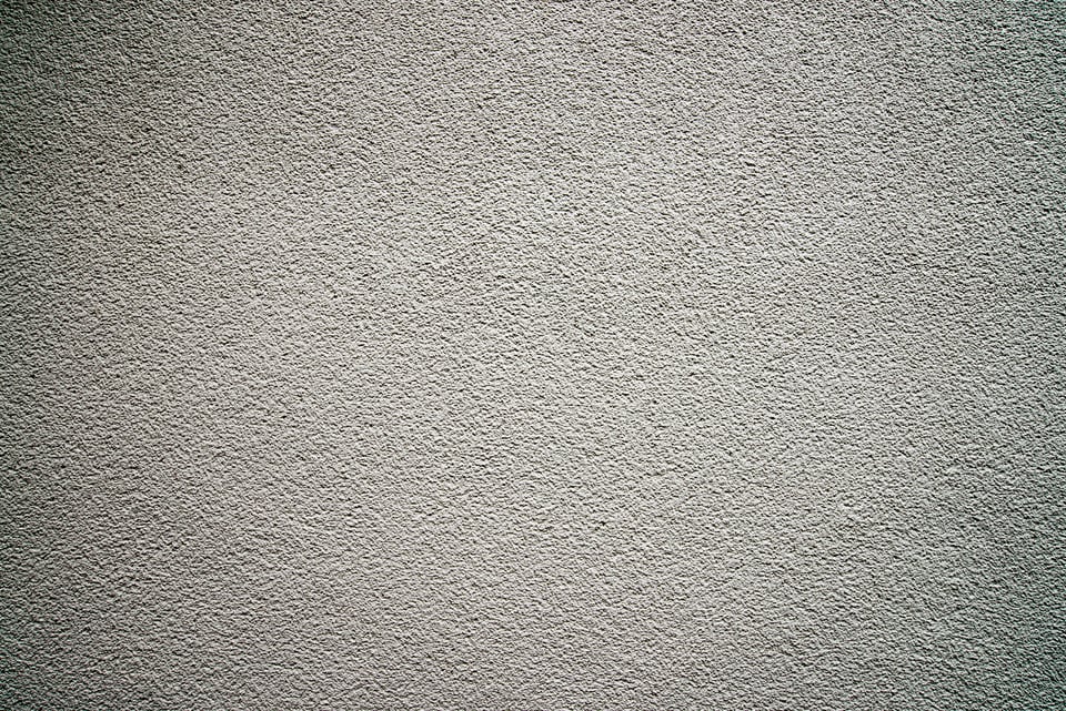 細かく吹き付けられたリシン壁の手法で作られたモルタル壁