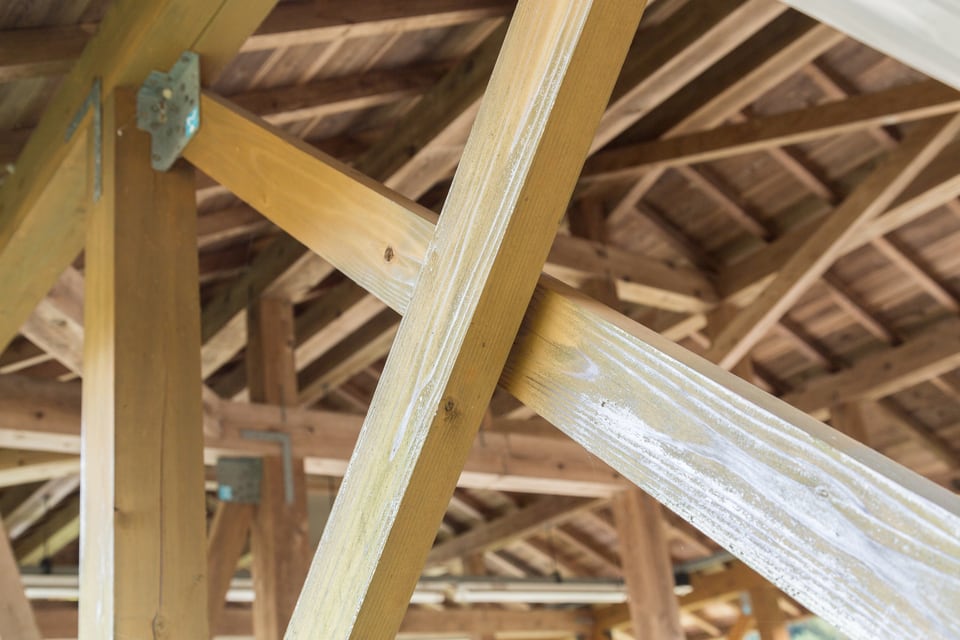 木材建築の耐震目的で設けられた筋交い部分