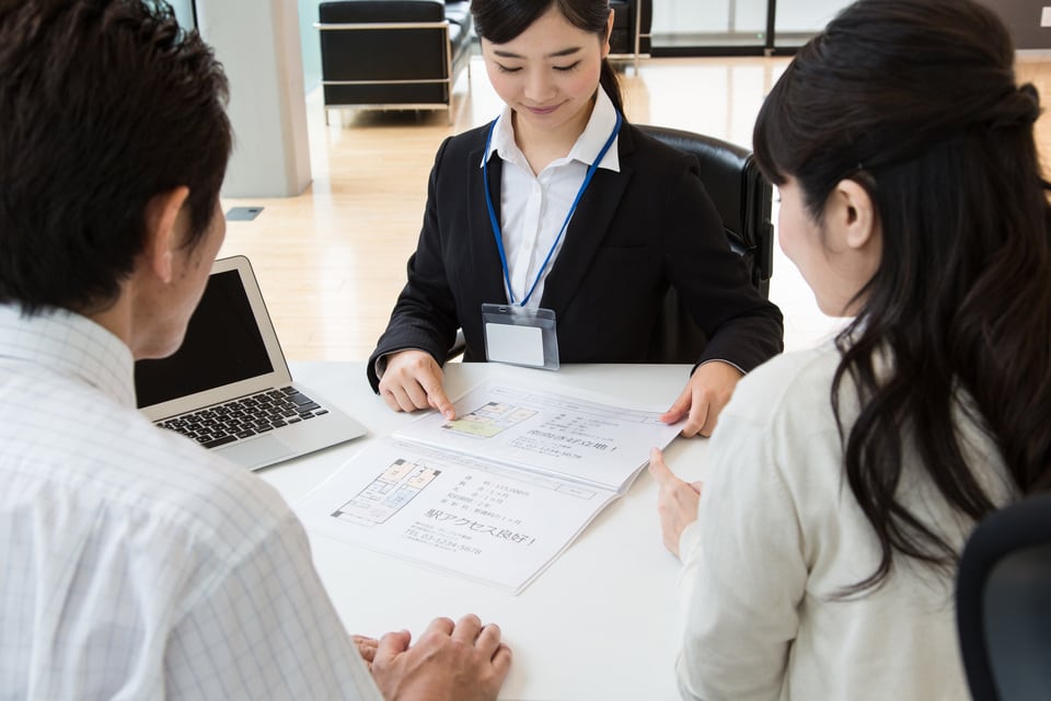 客付け業者と売買物件について相談をする夫婦