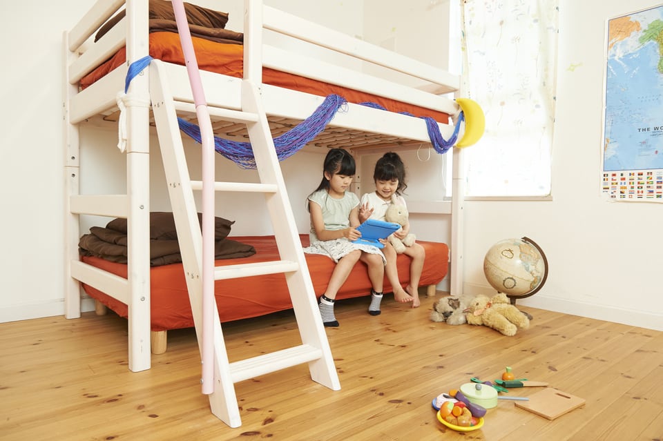 子供部屋に置かれた姉妹が使う2段ベッド