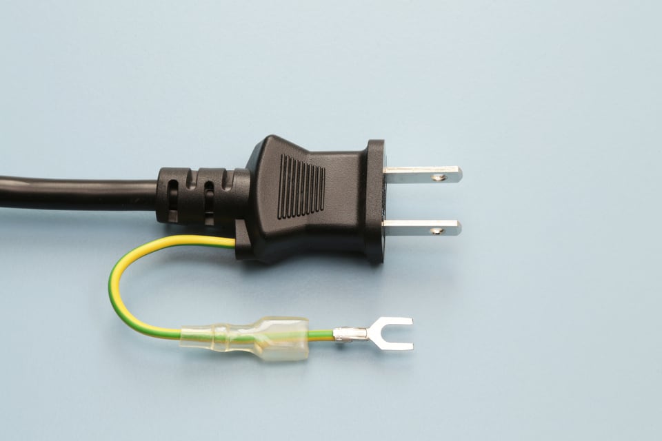 電化製品のアース付きコンセントプラグ
