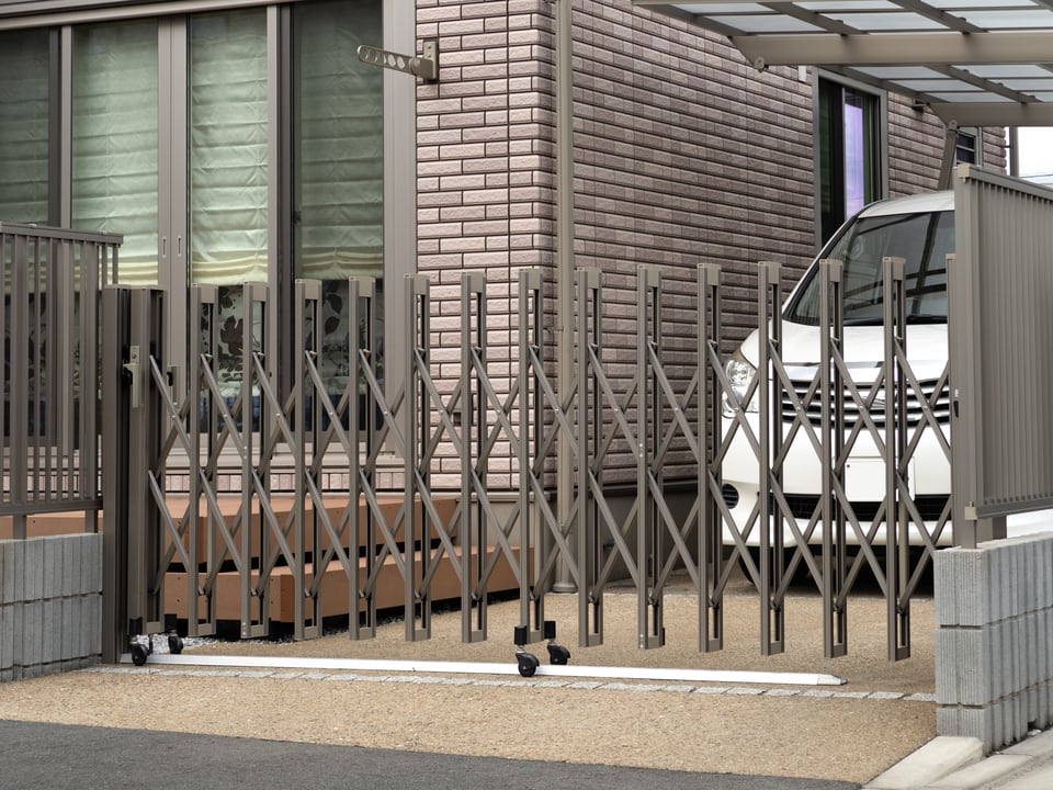 一戸建て住宅の駐車場に設置したアコーディオン門扉
