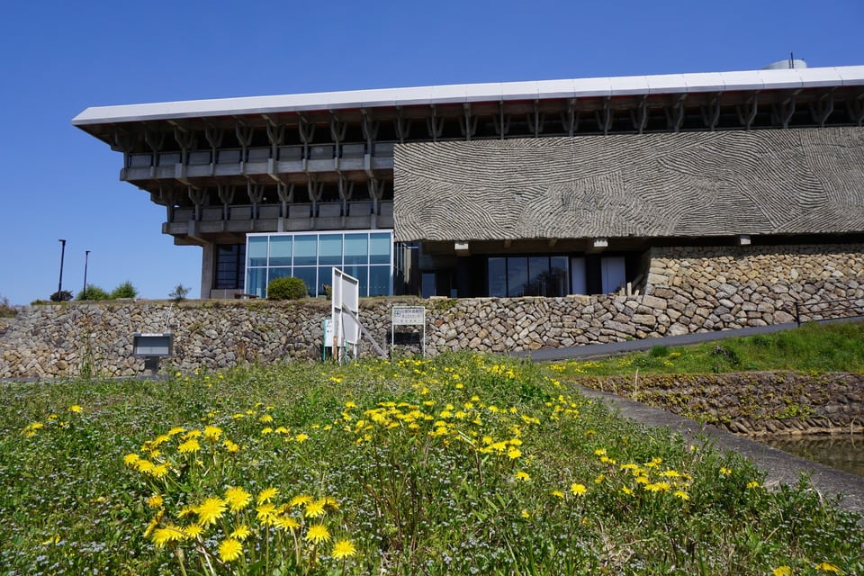 オーバーハング構造の建物である岡山県津山市のランドマーク津山文化センター