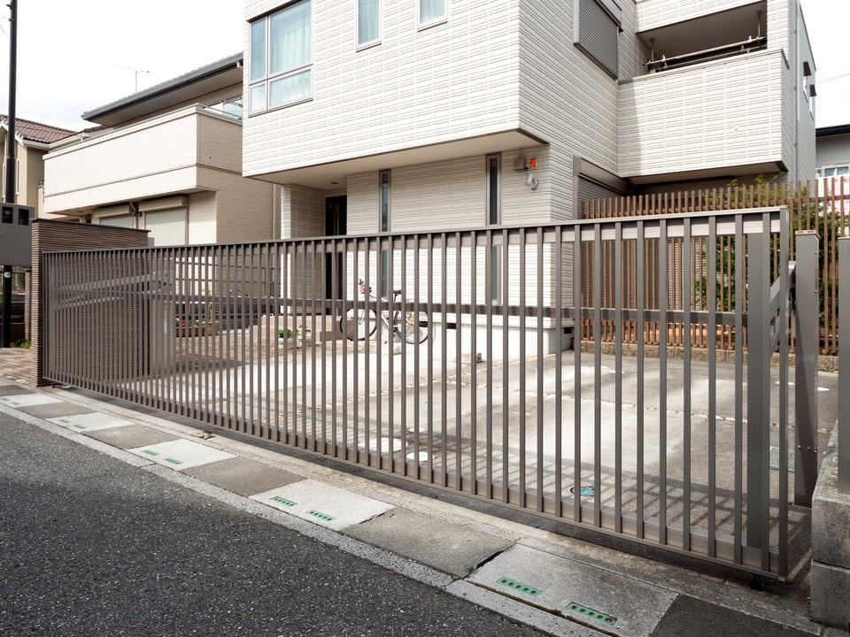 2階が張り出しているオーバーハング構造の住宅