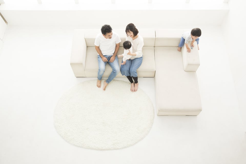カウチソファでくつろぐ家族