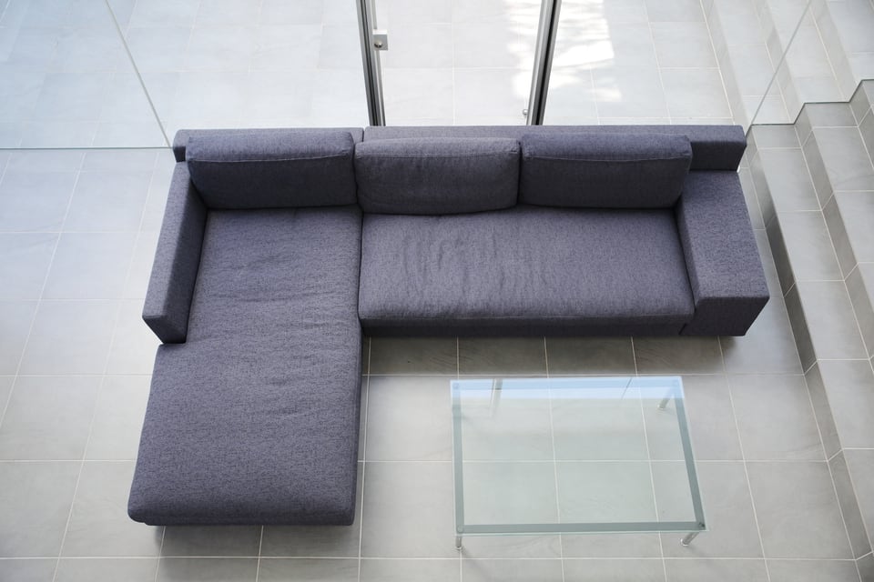 寝転ぶことができるサイズ感のカウチソファのあるリビングルーム