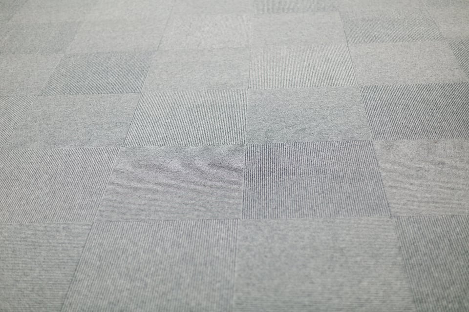 オフィスに敷かれた正方形のコードカーペット