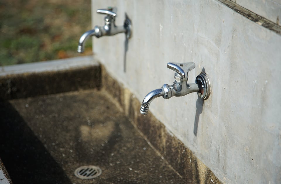 コンクリートシンクの水飲み場の蛇口