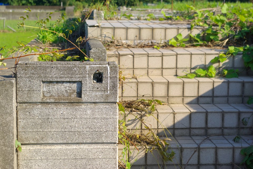 かつて住宅があった形跡を残すコンクリートブロック製門柱