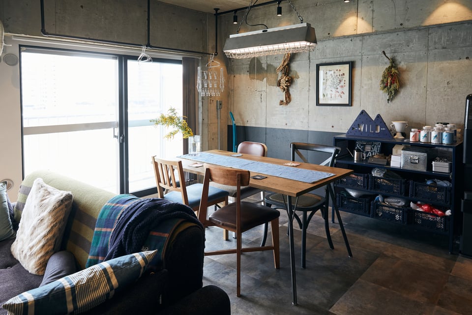 室内壁をコンクリート打ち放しにしたマニッシュな雰囲気の部屋