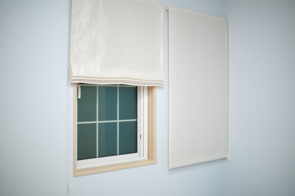 縦型の窓をすっきり見せるシングルシェード