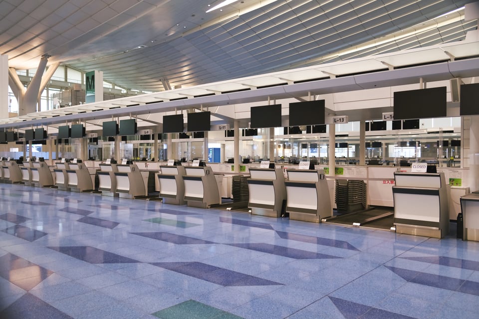 ステンレスシート防水工事が施された羽田空港国際線ターミナルの屋根
