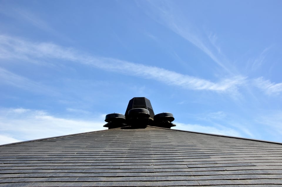 青空に映えるスレート葺きの屋根