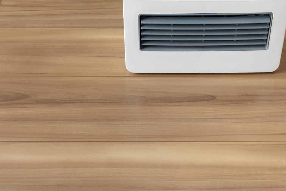 木製の床の上にある白いセラミックファンヒーター