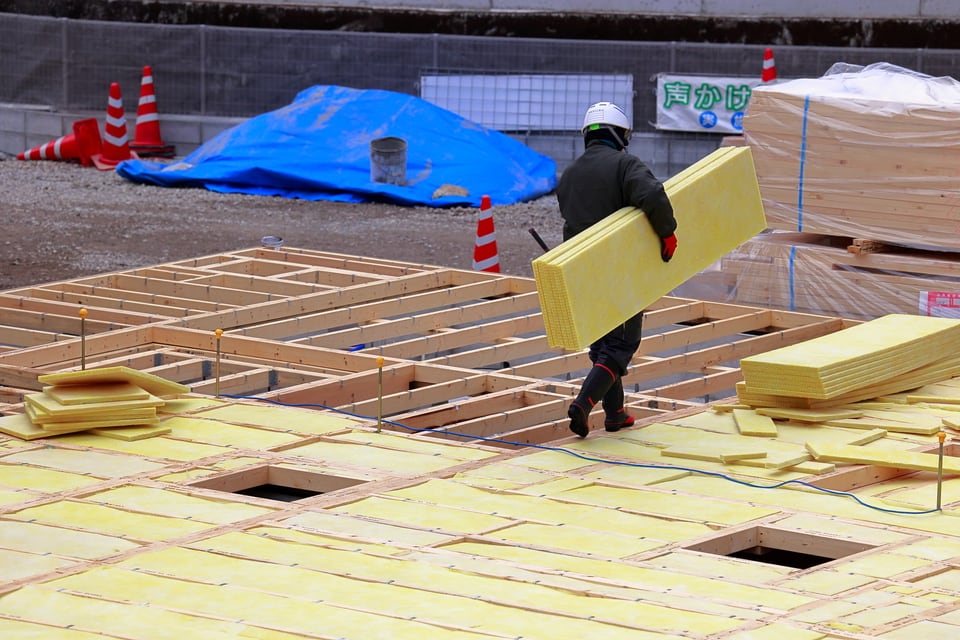ソーラーサーキット工法の一つである床に断熱材を施工する建築現場