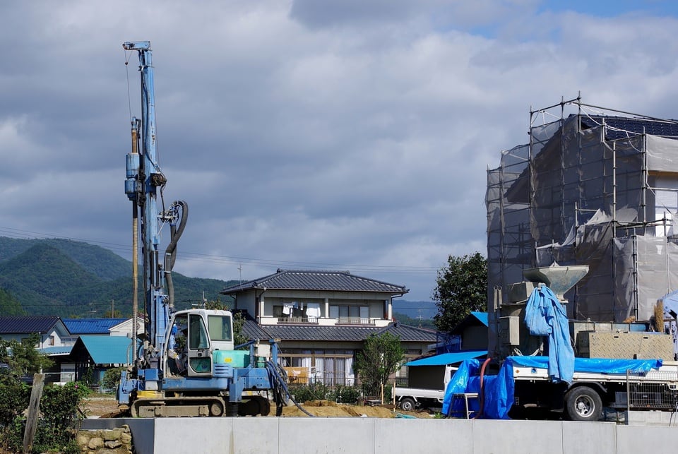 ダブルロック工法を行っている地盤改良工事現場