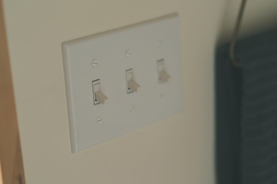 電気点灯に使われているトグルスイッチ