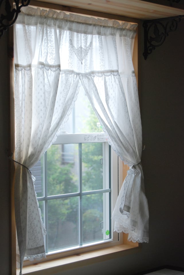窓辺を演出するハイギャザーカーテン