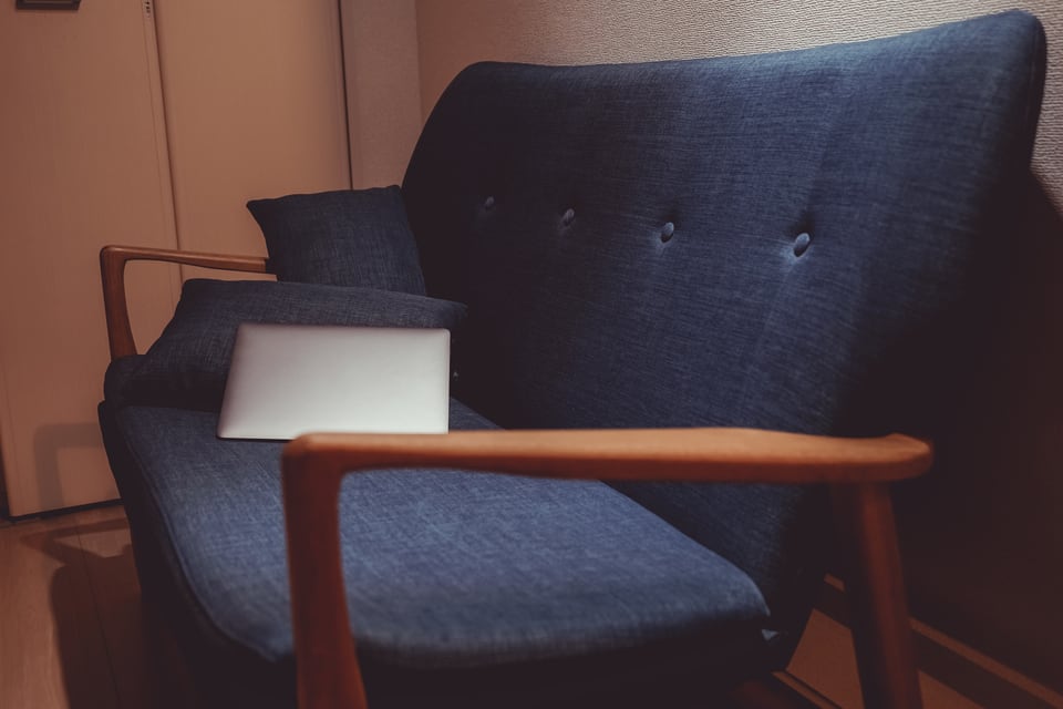 背もたれの長いハイバックソファ