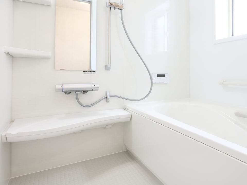 バスサイズが1216サイズの、白を基調としたユニットバス