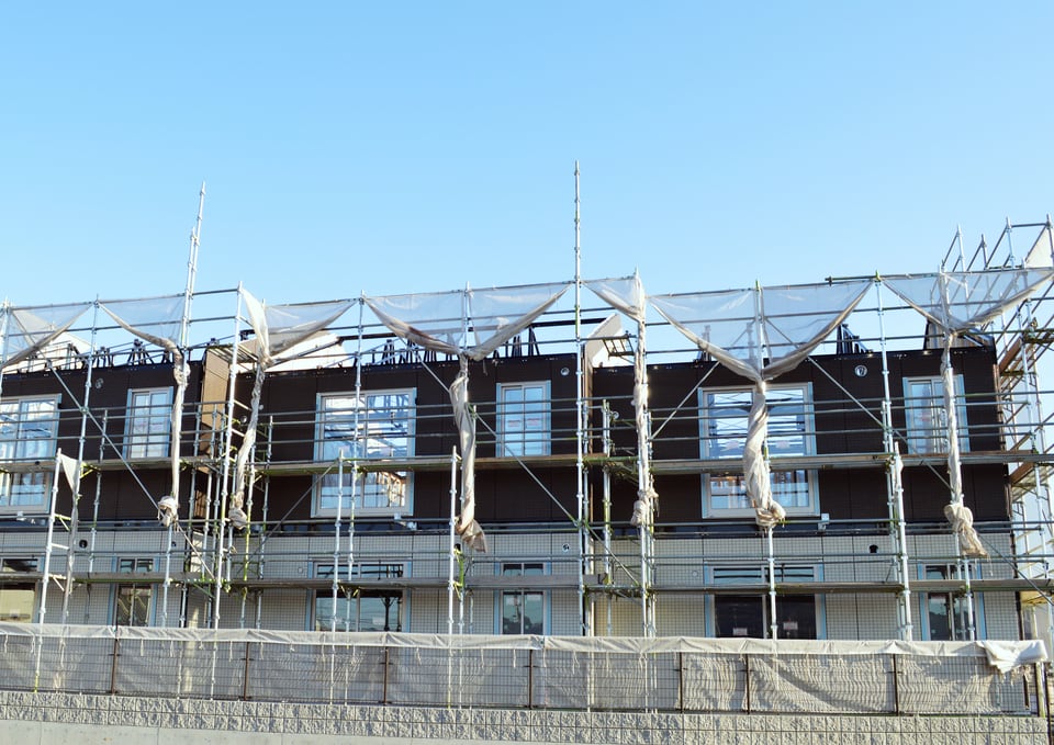 プレハブ工法で建築中のアパート
