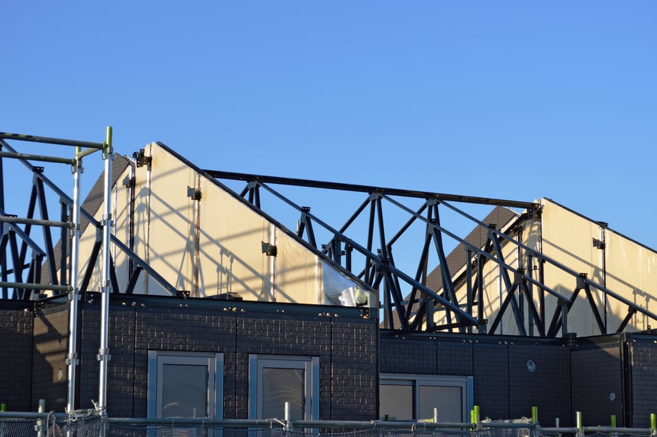 プレハブ工法のアパート建築現場