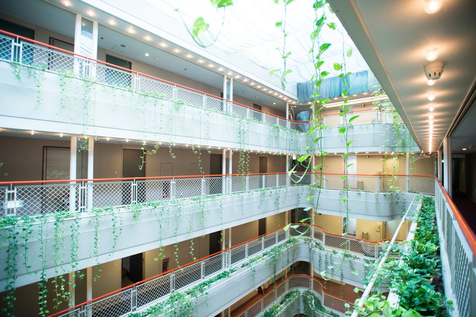中央が吹き抜けになっているボイド型のマンション