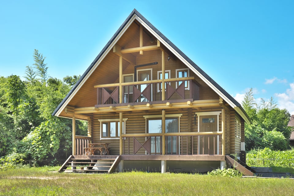 ポスト＆ビーム工法で建てられた自然の中にあるログハウス