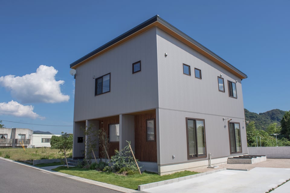 ユニット工法で建てられたダークグレーの壁の家
