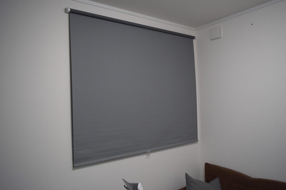 寝室に設置した灰色のロールスクリーン