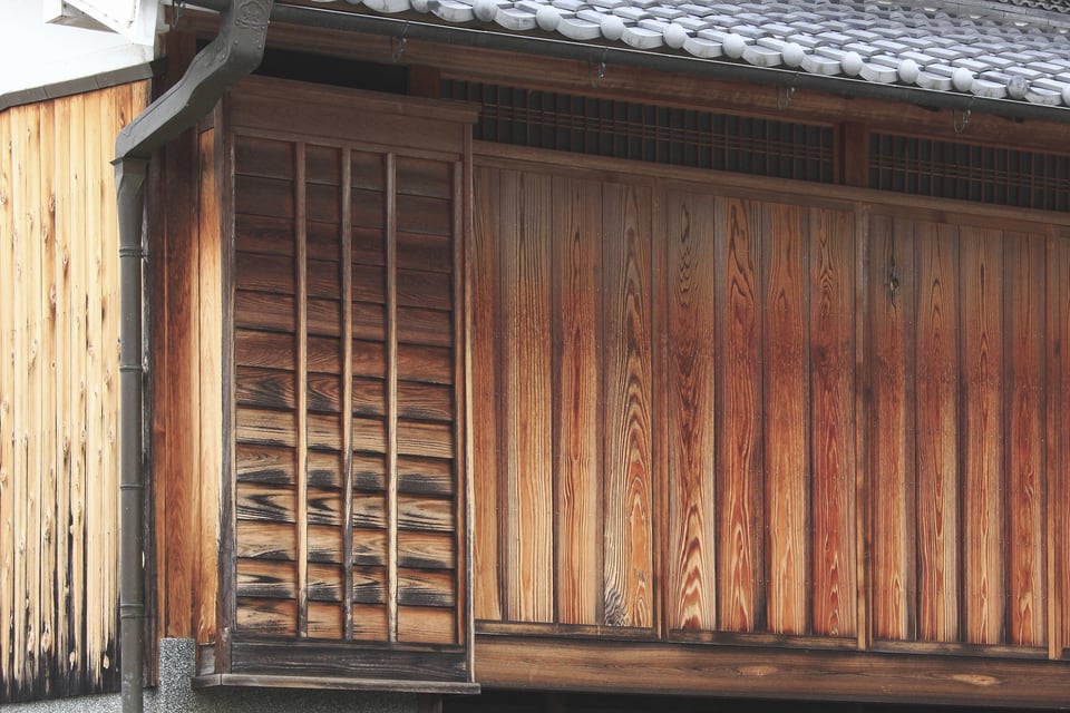 日本家屋の雨戸は引き込み戸の代表例