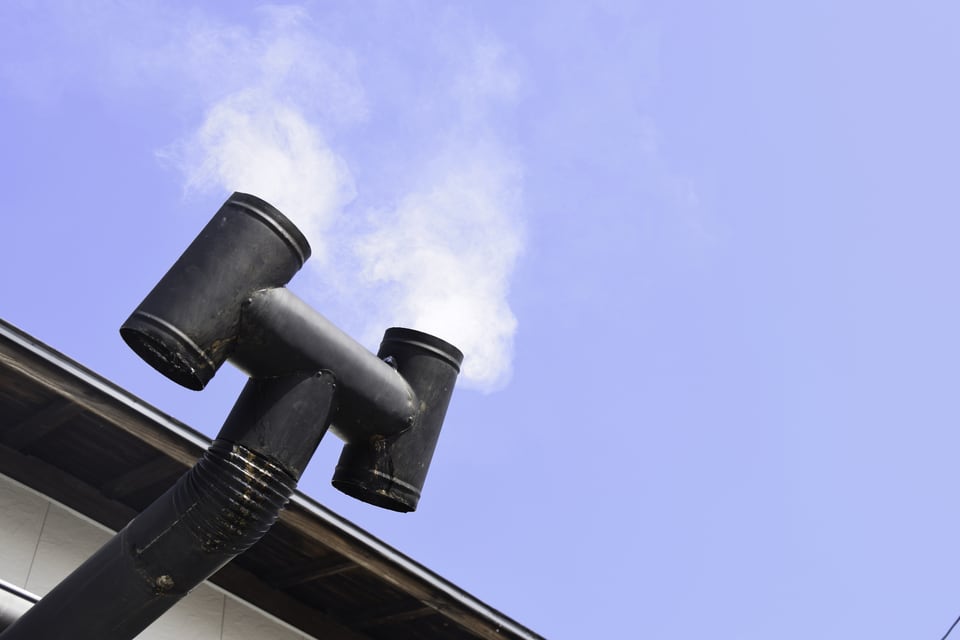 煙を出す薪ストーブの煙突