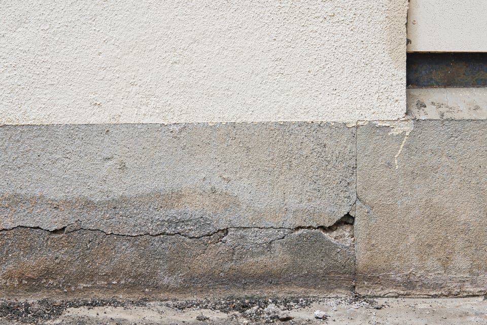 基礎クラック補強用型枠が必要となる、住宅の基礎に生じたひび割れ