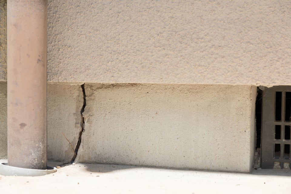基礎クラック補強用型枠が必要となる、基礎に生じた貫通クラック