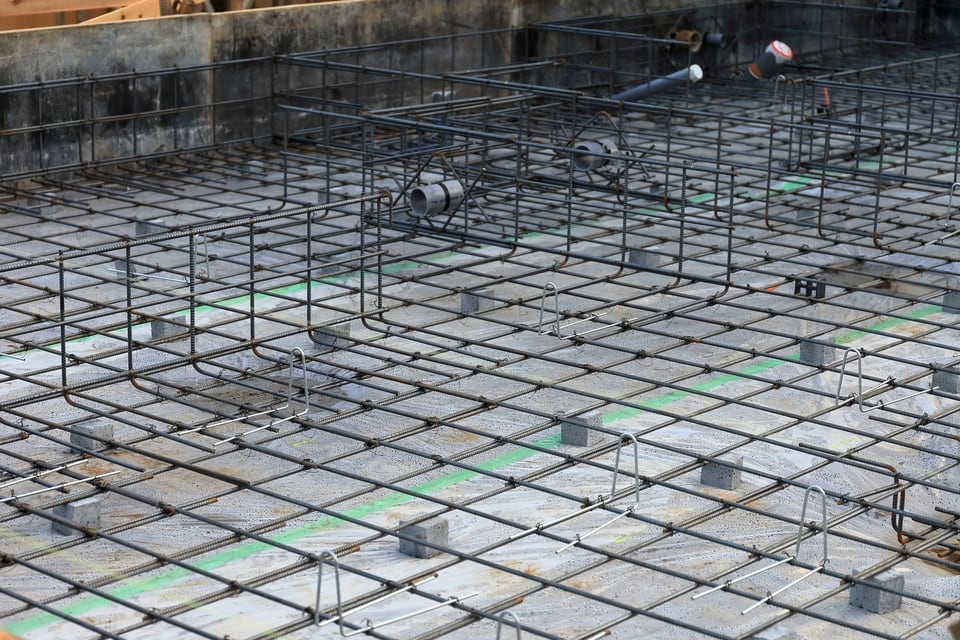 数多くの鉄筋を使用した基礎工事の現場
