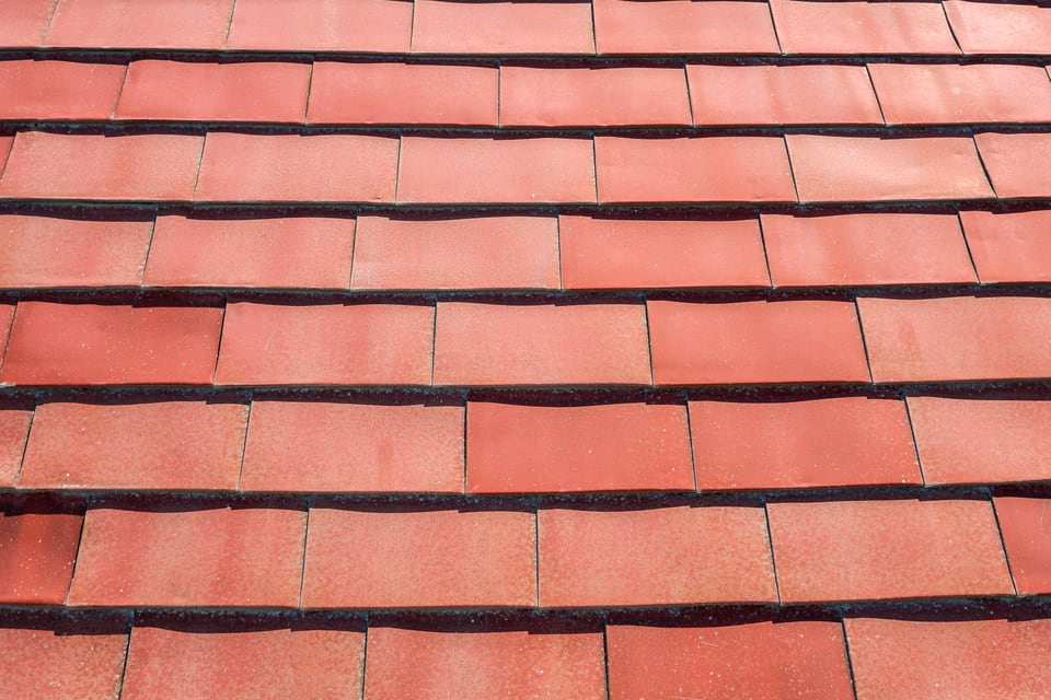 金属板葺き屋根の施工された赤茶色の屋根