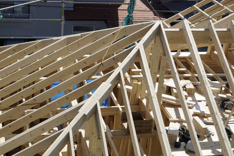 隅木、垂木、面戸などから構成される木造住宅の屋根