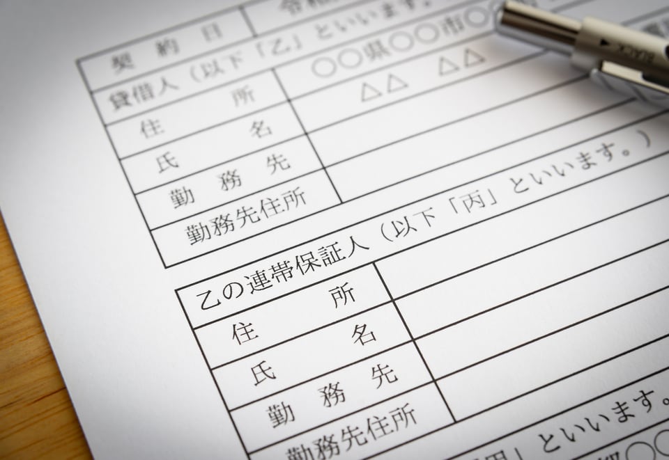 契約者名義変更に伴い、再契約の書類を記載する様子