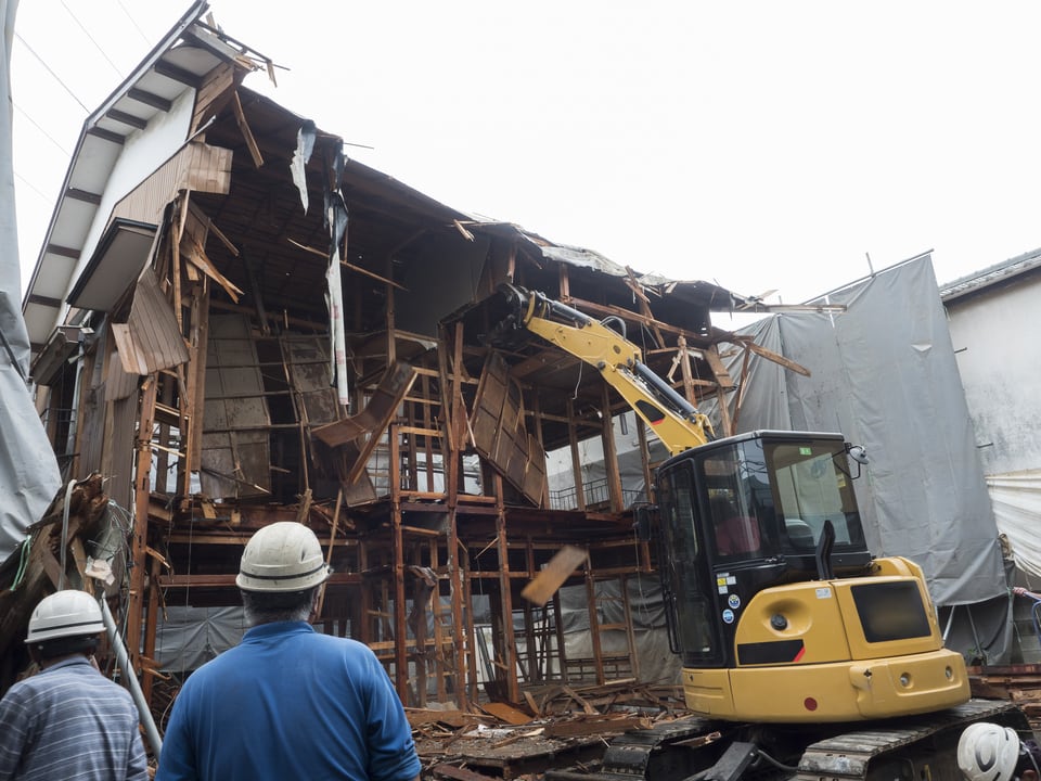 建設作業騒音が発生する重機を使っての家の取り壊し作業