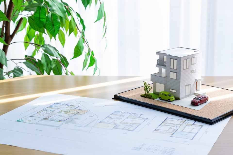建築業者が建替え後のイメージをすり合わせるための間取り図と模型住宅