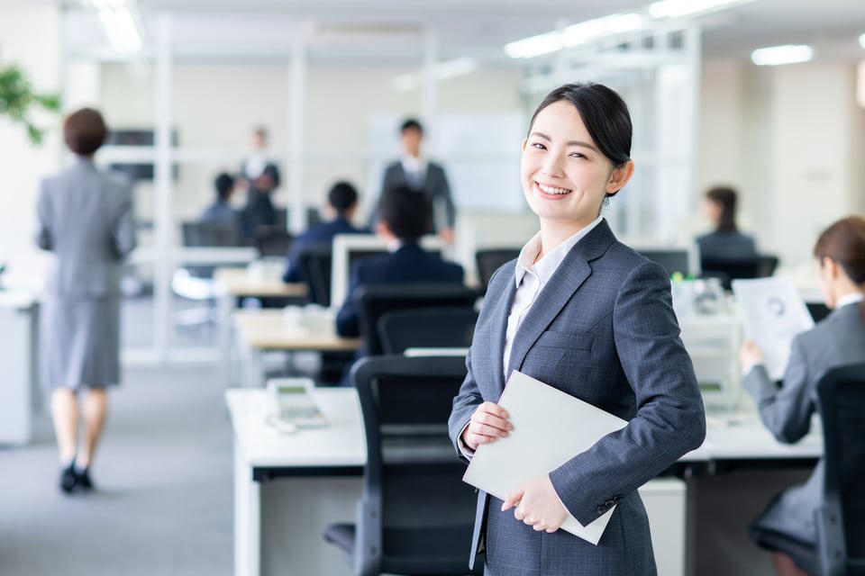 個別空調のある快適なオフィスで働く笑顔の女性