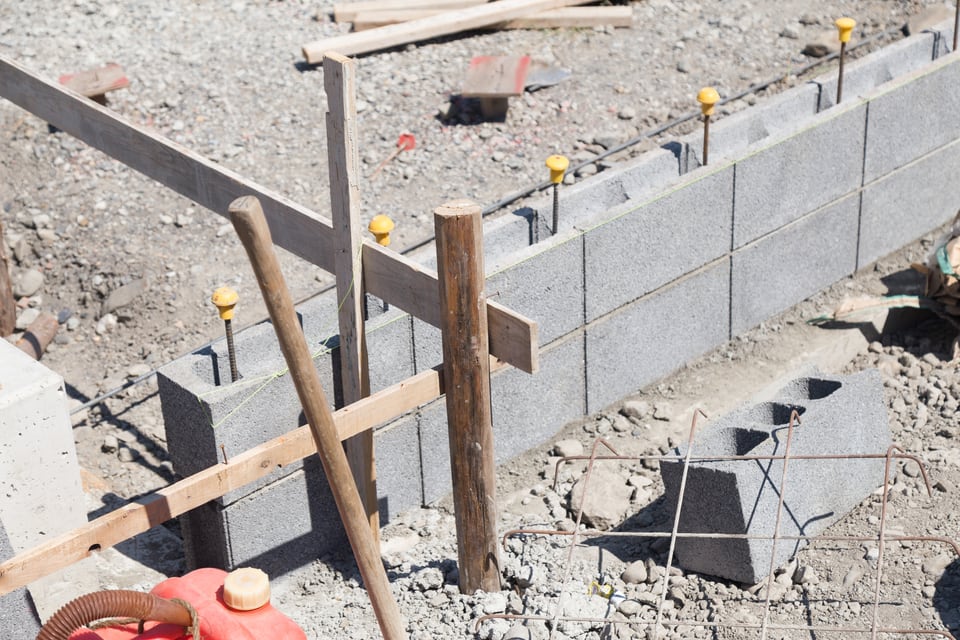 配筋等で安全基準を満たすコンクリートブロック塀の構造
