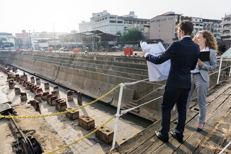 建設現場を見ながら剛構造を確認するエンジニア