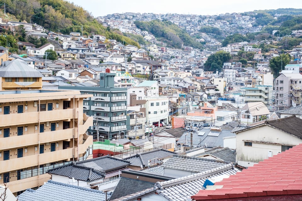 坂の街として知られる長崎の斜面住宅が建ち並ぶ風景