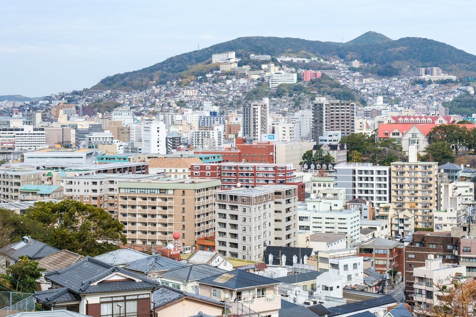 山の中腹にも斜面住宅が広がる都市