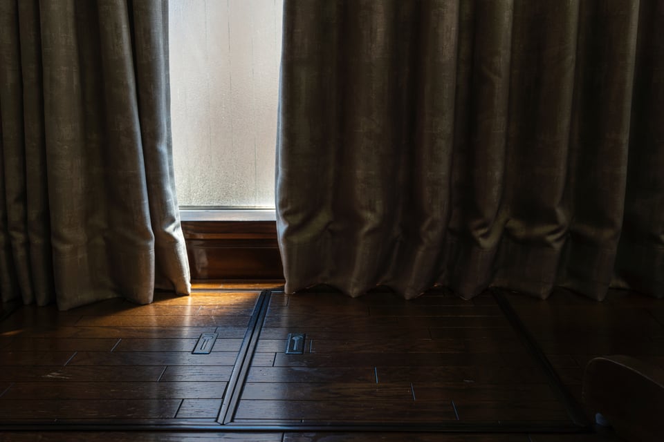 遮光カーテンの利用により暗くなった部屋